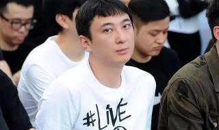 王思聪带五位美女走出酒店