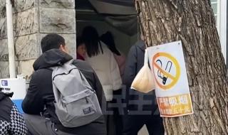 泰山景区一男厕挤满女游客